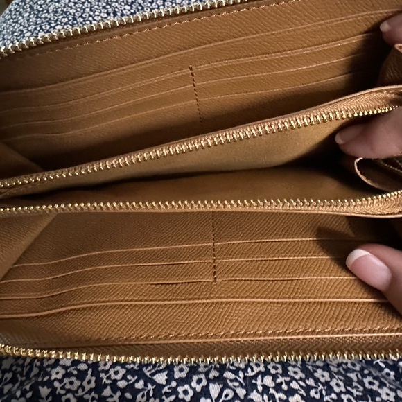 Coach Wristlet zip wallet. EUC! - Picture 3 of 7